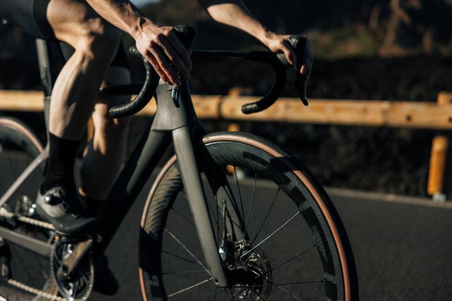 Présentation et test du pneu route Blackbird : le plus rapide conçu par Hutchinson