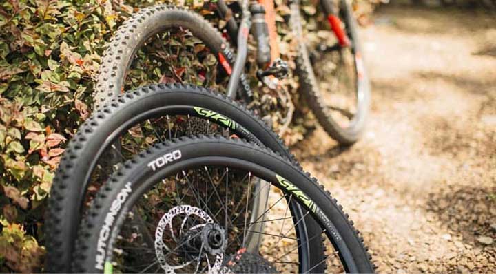 Tour d’horizon des gommes VTT des principaux fabricants de pneus