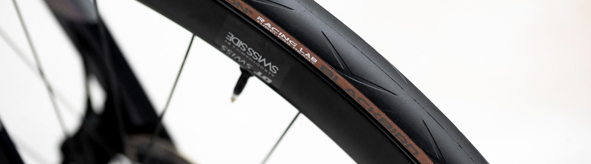 Focus profil du pneu vélo route Blackbird Hutchinson monté sur roue