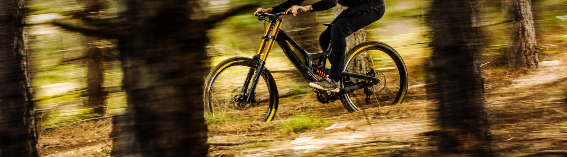 Vélo descente équipé des pneus DH de Michelin