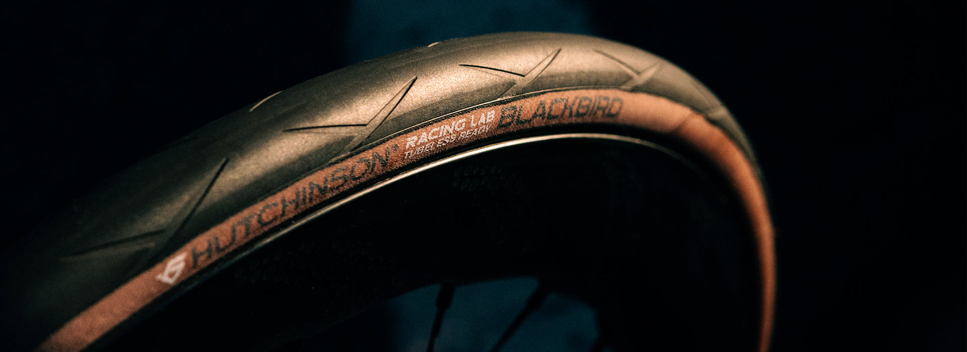 zoom sur un pneu route avec bande de roulement et flancs Hutchinson Blackbird