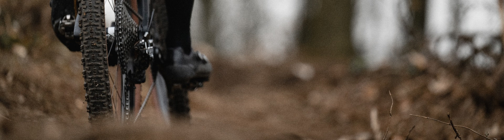 Focus sur le pneu VTT XC Kraken d'Hutchinson pendant utilisation dans la forêt