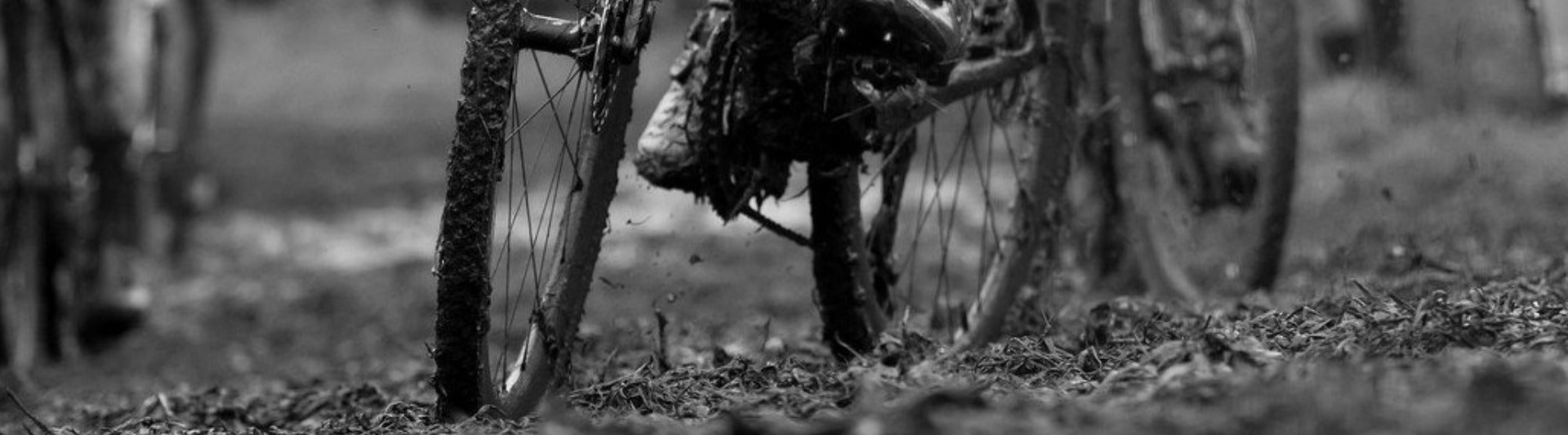 Boyau de cyclo-cross sur un terrain très boueux