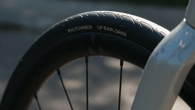 Pneu tubetype Hutchinson GP Explorer monté sur roue de vélo avec marquage visible