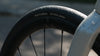 Pneu tubetype Hutchinson GP Explorer monté sur roue de vélo avec marquage visible