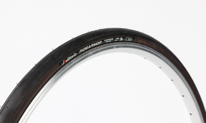 Pneu vélo route Vittoria RideArmor II Tubeless Ready monté sur jante, vue trois-quarts mettant en avant le profil et la carcasse renforcée.